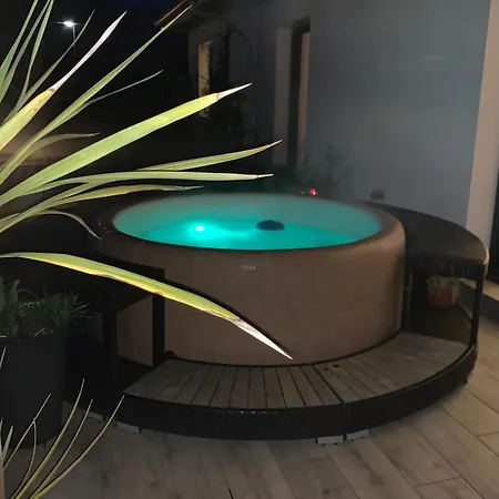 Maison Piscine Chauffee, Jacuzzi, 3 Ch 度假居